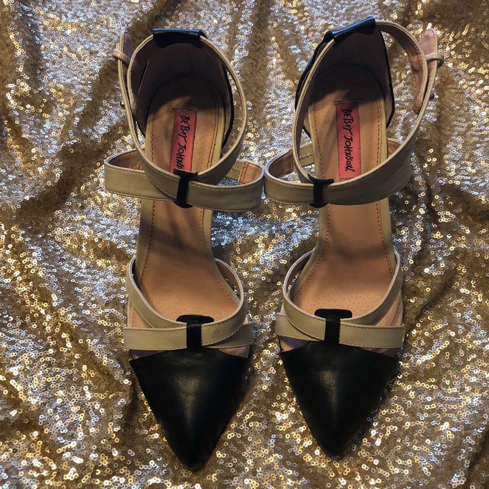 Betsey Johnson beautiful two tone pointy pumps